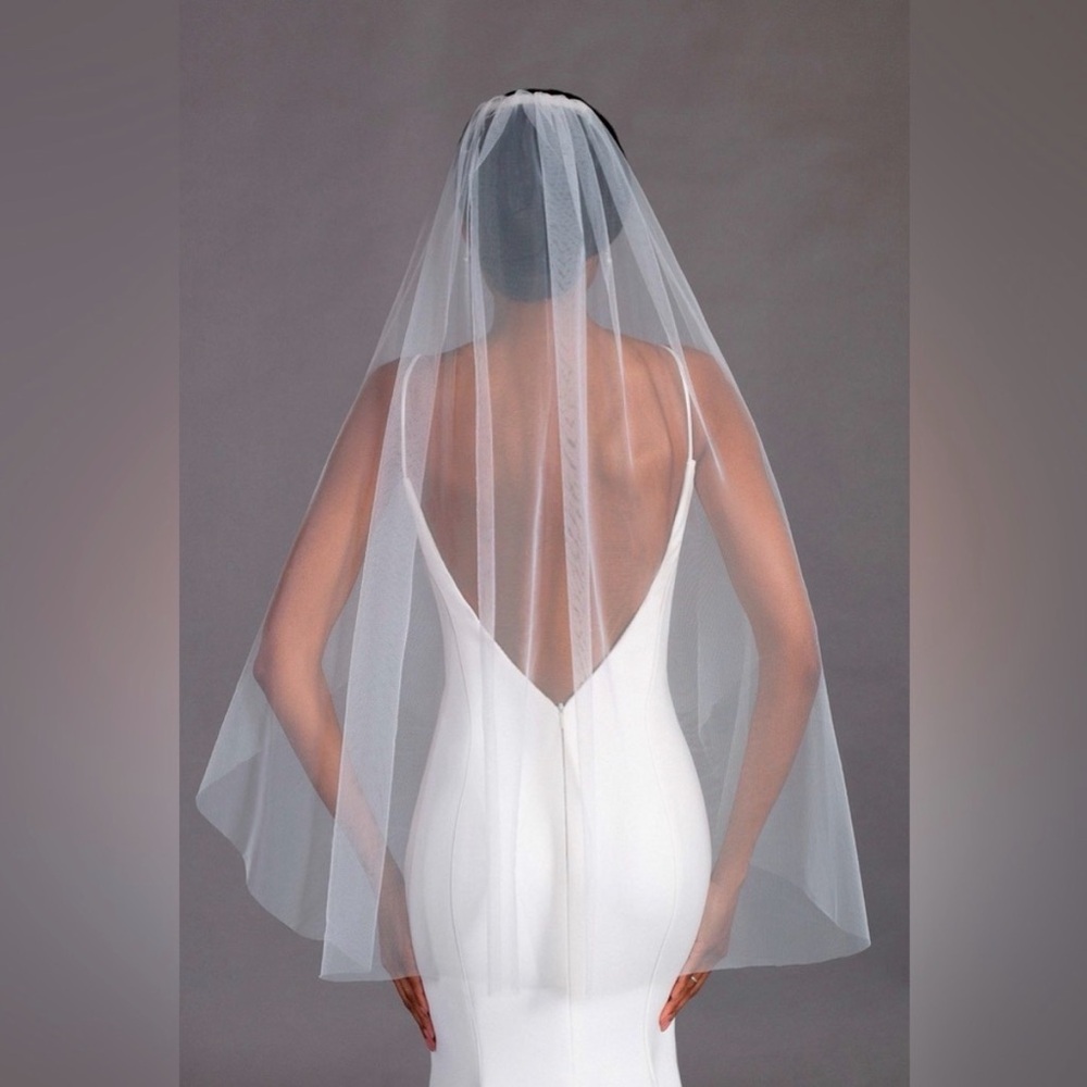 Elegant White Bridal Veil - Classic fingertip Wedding Veil